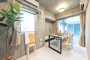 ベーシック アパートメント バルコニー シティビュー | リビング エリア