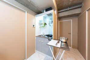 Basic Apartment, Balcony, City View | Private kitchen | Mini-fridge, microwave, stovetop, cookware/dishes/utensils - Stayloop Hirai (Tokyo)