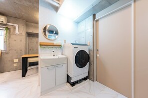 ベーシック アパートメント バルコニー シティビュー | リビング エリア