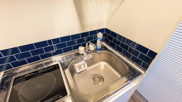 Apartamento básico | Cozinha privada | Frigobar, micro-ondas, cooktop, talheres/pratos/utensílios de cozinha