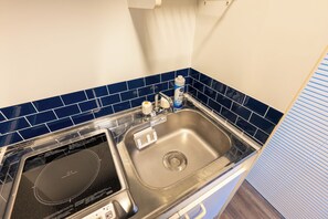 ベーシック アパートメント | 専用キッチン | 小型冷蔵庫、電子レンジ、コンロ、調理器具と食器