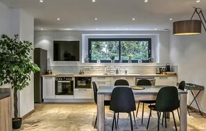 Microwave, oven, dishwasher, cookware/dishes/utensils - Gorgeous home in Noves (Noves)