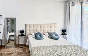 4 bedrooms, free WiFi - Gorgeous home in Noves (Noves)