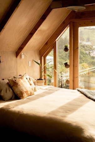 WiFi, bed sheets. The Loft - Hot Tub, Views & Nature Escape