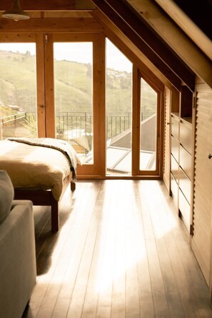 WiFi, bed sheets - The Loft - Hot Tub, Views & Nature Escape (Christchurch)
