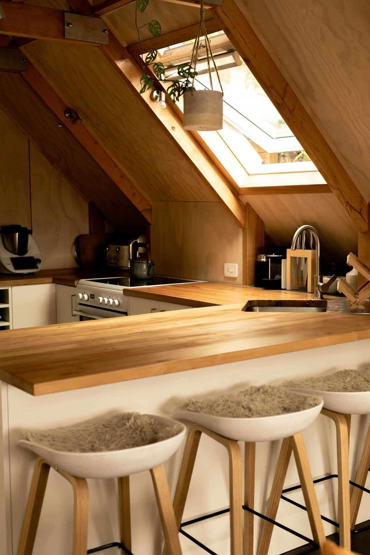 Réfrigérateur, un four, surface de cuisson, lave-vaisselle