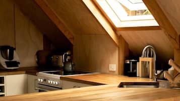 Réfrigérateur, un four, surface de cuisson, lave-vaisselle