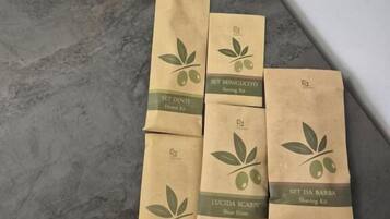 Departamento, balcón, vista al patio | Amenidades de baño | Batas y pantuflas