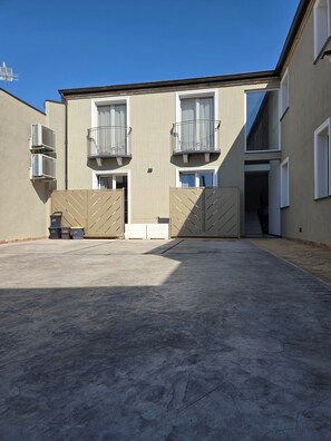 Vista frontal de la propiedad