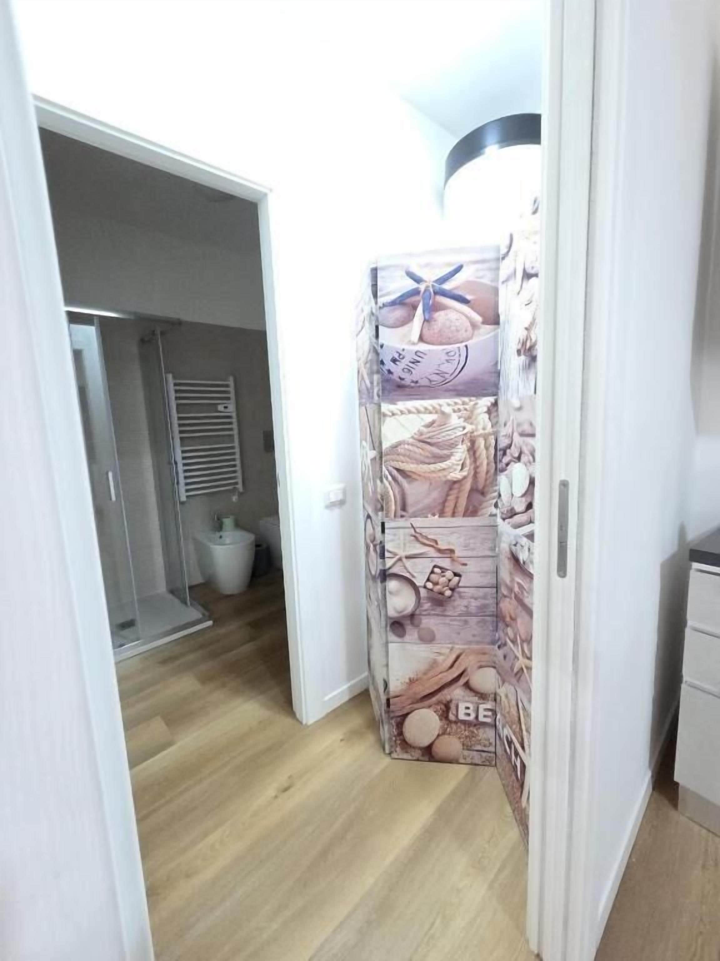 Apartamento, balcón, vistas al patio | Baño | Albornoces y zapatillas