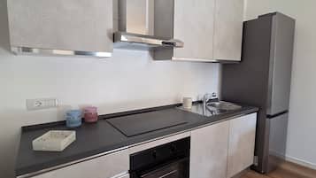 Apartment, Balcony, Courtyard View | Private kitchen | Electric kettle