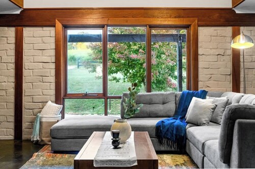 Adelaide Hill Luxury Amenities and Stunning Vistas