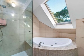 Dusche, Haartrockner, Handtücher, Shampoo