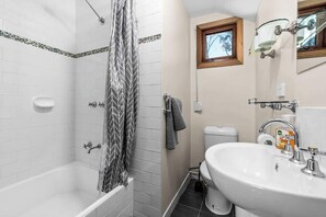 Shower, hair dryer, towels, shampoo - Adelaide Hills winery view fully equipped comfort resort #102 (Summertown)