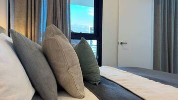 Tabla de planchar con plancha, wifi y ropa de cama