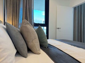 Iron/ironing board, WiFi, bed sheets - City view focused comfy apartment free parking (Adelaide)