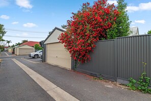 Property grounds - Adelaide Central Artistic bluestone Retreat (Norwood)