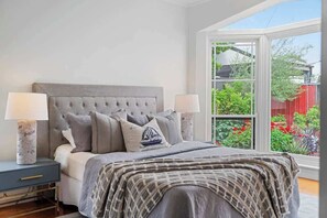 4 bedrooms, iron/ironing board, WiFi, bed sheets