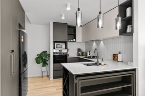 Refrigerador, microondas, horno y parrilla de estufa 