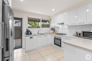 Private kitchen - Urban Sanctuary Condo in Norwood 2b1b+free parking (Norwood)