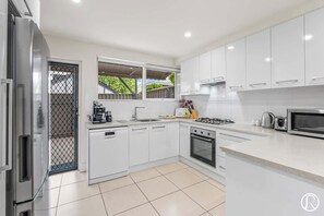 Geladeira, micro-ondas, fogão, cooktop