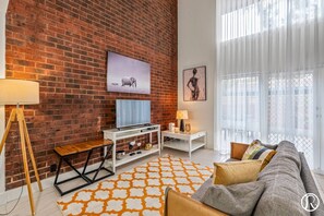 TV - Urban Sanctuary Condo in Norwood 2b1b+free parking (Norwood)