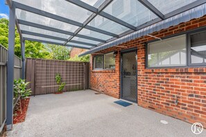 Property grounds - Urban Sanctuary Condo in Norwood 2b1b+free parking (Norwood)