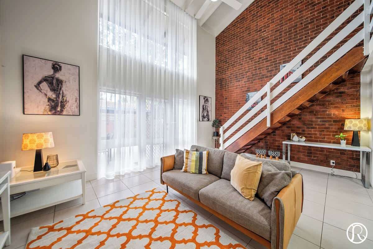 Televisión y oficina 