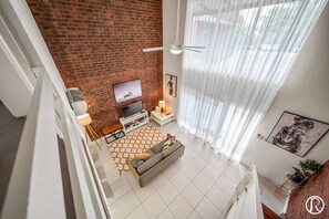 TV - Urban Sanctuary Condo in Norwood 2b1b+free parking (Norwood)