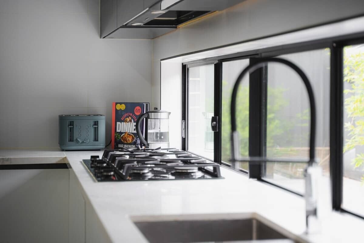 Frigorifero, microonde, forno, piano cottura