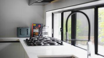 Frigorifero, microonde, forno, piano cottura