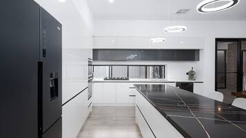 Frigorifero, microonde, forno, piano cottura