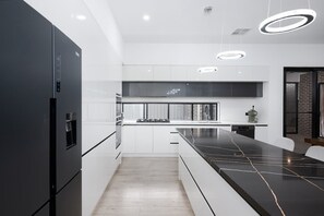 Frigorifero, microonde, forno, piano cottura