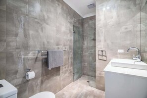 Shower, hair dryer, towels, shampoo - Heartwood Haven family home 3bed 3bath (Rostrevor)