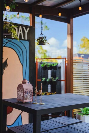 Outdoor dining - Stylish family home 2 story 4B/3B free parking (Rostrevor)