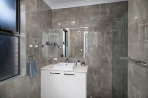 Shower, hair dryer, towels, shampoo - Stylish family home 2 story 4B/3B free parking (Rostrevor)
