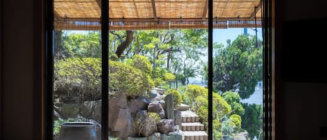 Studiosuite – deluxe, ikke-røyk, utsikt mot bukt | Individuelt dekorert, individuelt innredet og strykejern/-brett