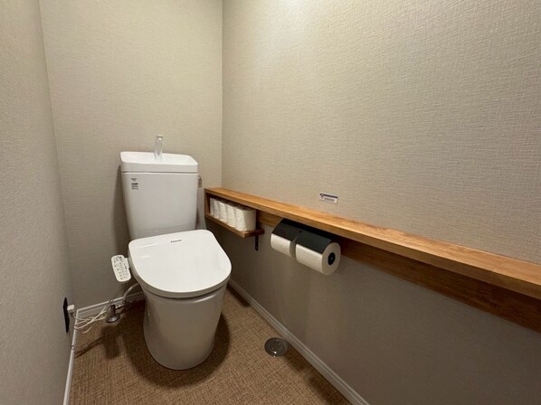 Chambre économique avec lits jumeaux, vue sur la ville | Salle de bain | Séchoir à cheveux, peignoirs, pantoufles, bidet