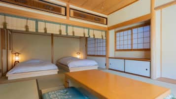 Deluxe-Studiosuite, Nichtraucher, Buchtblick | Individuell dekoriert, individuell eingerichtet, Bügeleisen/Bügelbrett