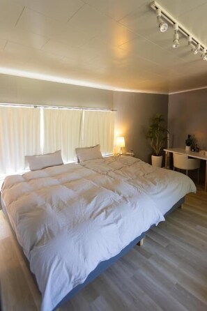 Phòng 3 tiện nghi đơn giản, nhiều giường, quang cảnh thành phố | Trang trí khác biệt, trang bị nội thất với thiết kế riêng biệt