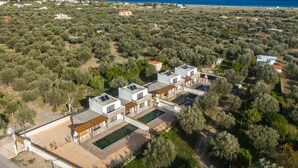 Une villa moderne dotée de plusieurs chambres, d’une piscine et offrant une vue sur la mer.