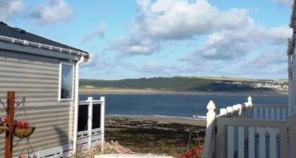 Charming 2-bedroom caravan in lovely Porthcawl with sea views