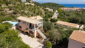 A hillside villa with a swimming pool, terraced garden, and a view of the sea. - Villa Elpida in Gaios (Paxos)