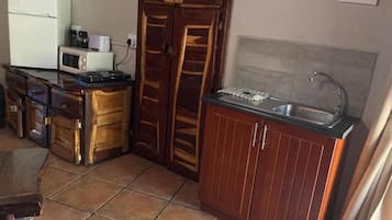 Deluxe Double Room, Garden View | Private kitchen