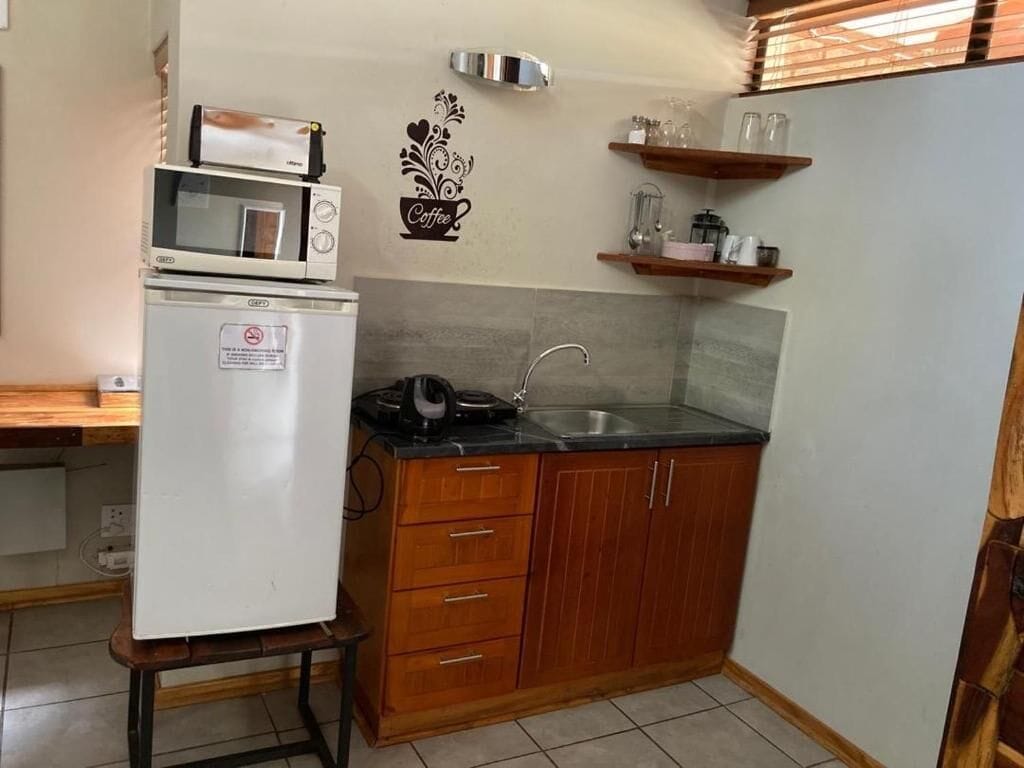 Deluxe Double Room, Garden View | Private kitchen