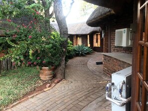 Habitación Deluxe con 1 cama matrimonial o 2 individuales, patio, vista al jardín | Áreas de la propiedad