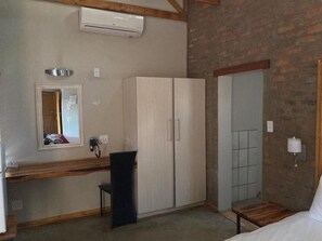 Camera Deluxe con letto matrimoniale o 2 letti singoli, patio, vista giardino | Una cassaforte in camera, tende oscuranti, ferro/asse da stiro