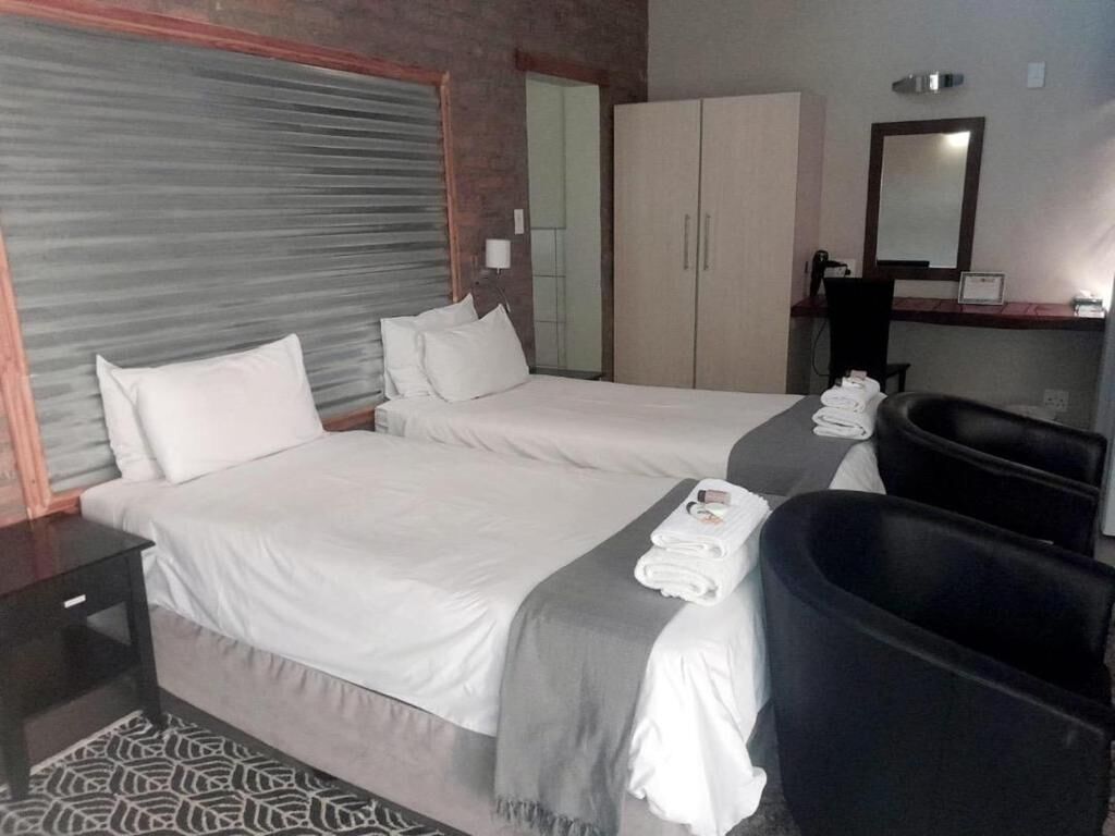 Camera Deluxe con letto matrimoniale o 2 letti singoli, patio, vista giardino | Una cassaforte in camera, tende oscuranti, ferro/asse da stiro