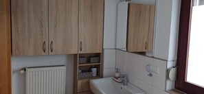 吹风机、毛巾、肥皂、卫生纸