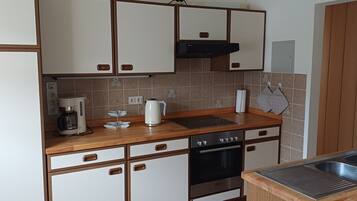 Jääkaappi, uuni, liesi, astianpesukone